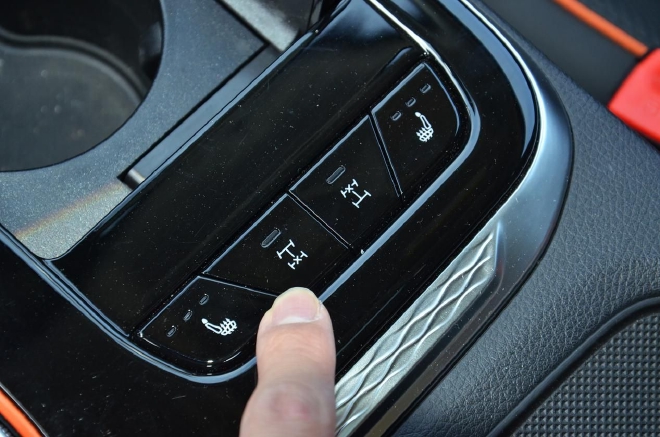 前后轴各配置一把伊顿电控差速锁，当脱困完成、车速提升进入正常驾驶状态时即可自动解锁，稳定可靠同时降低了操作门槛