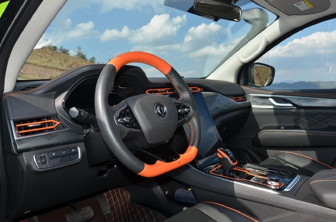 富有活力感的黑橙撞色辅以大量软质材质包覆及高山流水意境的纹理饰板，营造出不错的高级质感