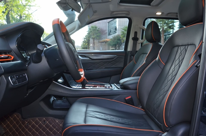 与同门大哥纳瓦拉同款的零重力座椅支持前排多向电动调节及加热功能，美中不足是主驾手动腰部支撑调节扳手位置偏低偏后，调节不够顺手