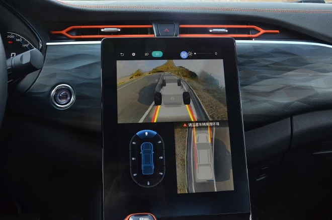 可通过算法显示车底及前方盲区内路况的540°透明底盘功能可助力在日常及各种越野场景中及时避险