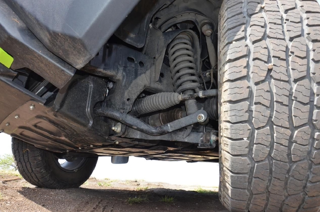 前双叉臂独立悬架 后五连杆非独立悬架满足越野属性与日常需求;变刚度