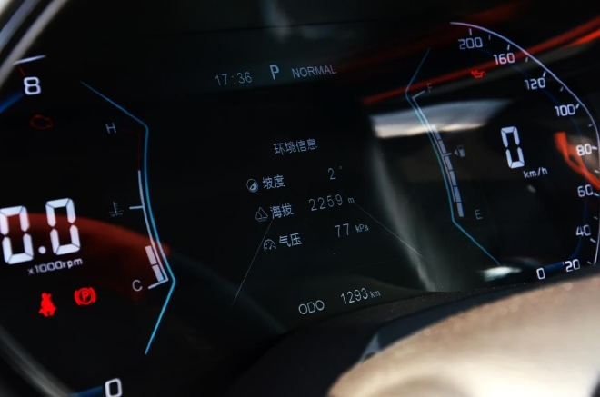 新增包含海拔、气压、坡度等越野信息显示功能的7寸液晶仪表更富科技感