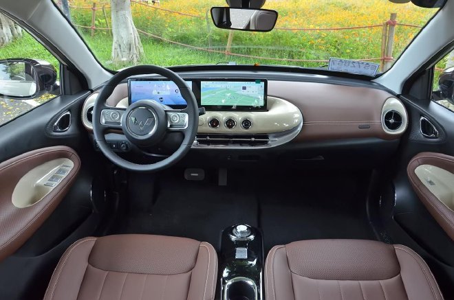 整个座舱材质使用了大面积的皮质包覆