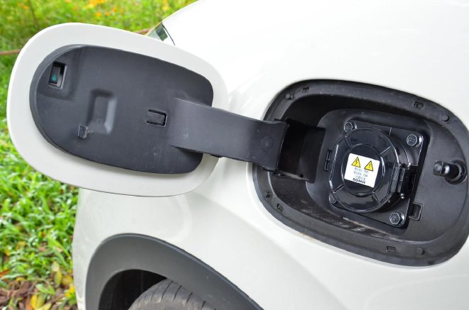 五菱缤果333km续航版支持直流充电桩、交流充电桩、家用插座三种充电模式