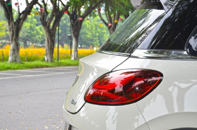 尾部流线型鸭尾设计搭配顶部小扰流板，和谐而不乏动感