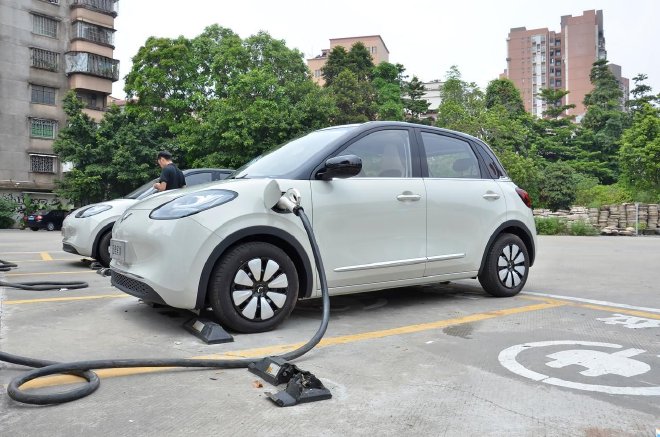 在室外温度41℃情形下使用第三方充电桩快充实测，可获得大约1分钟补电1%的充电效率