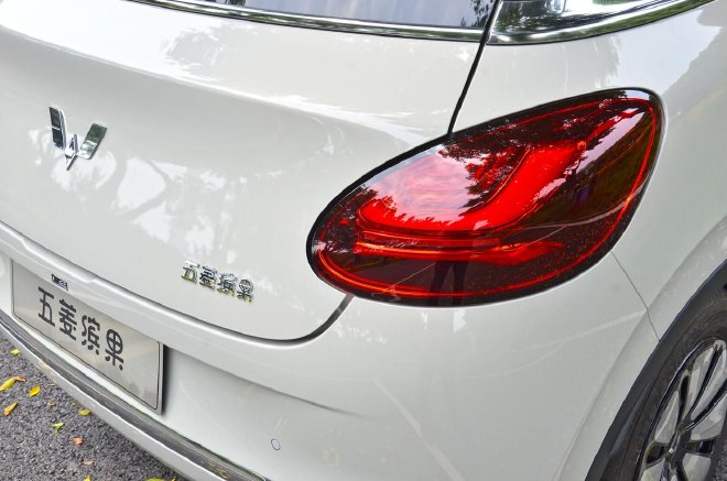 圆润饱满的LED头尾灯前后呼应，点亮后的X造型源自水影涟漪的设计灵感