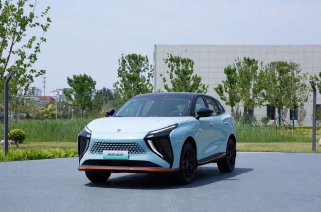 勇闯“千度火海” 风行雷霆成为国内首款公开穿行烈火纯电车