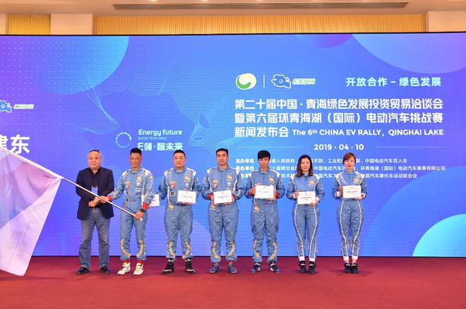 从左至右：何建东副主席、陈德安、黄锐、阮林、邓小文，谢思雯、王梦醒