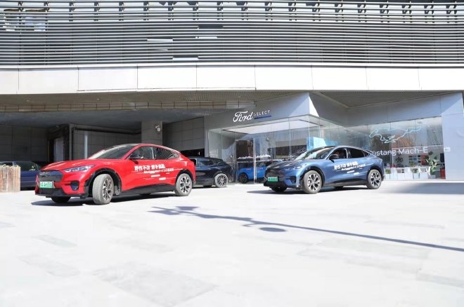 首批车主集结 福特Mustang Mach-E开启冰雪主题城市店活动