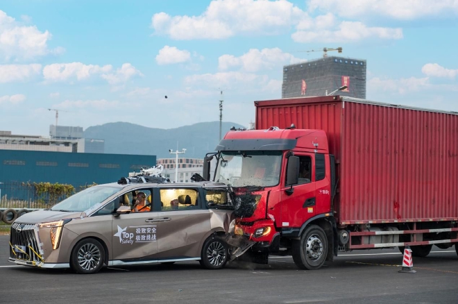 传祺M8宗师成功挑战全网首次MPV货车“前后夹击”碰撞