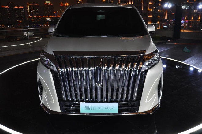 沉稳大气走高端路线 魏牌高山外观轻体验