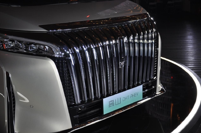 沉稳大气走高端路线 魏牌高山外观轻体验