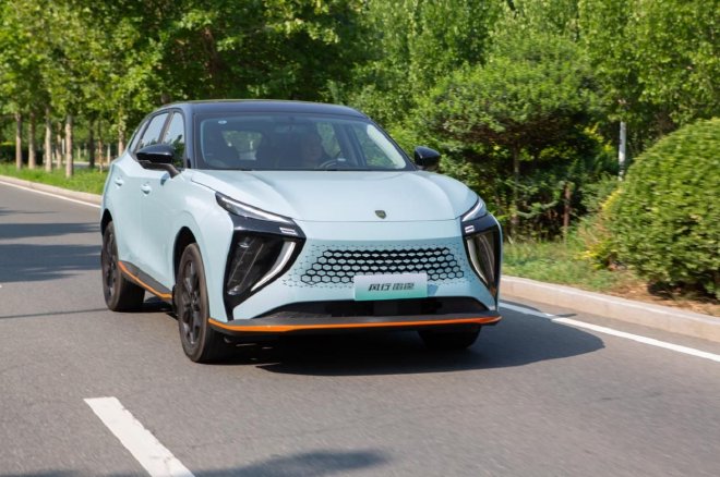 勇闯“千度火海” 风行雷霆成为国内首款公开穿行烈火纯电车