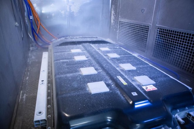 勇闯“千度火海” 风行雷霆成为国内首款公开穿行烈火纯电车