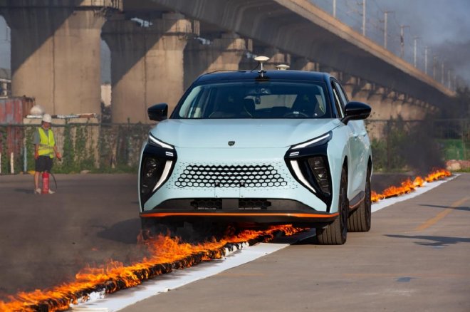 勇闯“千度火海” 风行雷霆成为国内首款公开穿行烈火纯电车