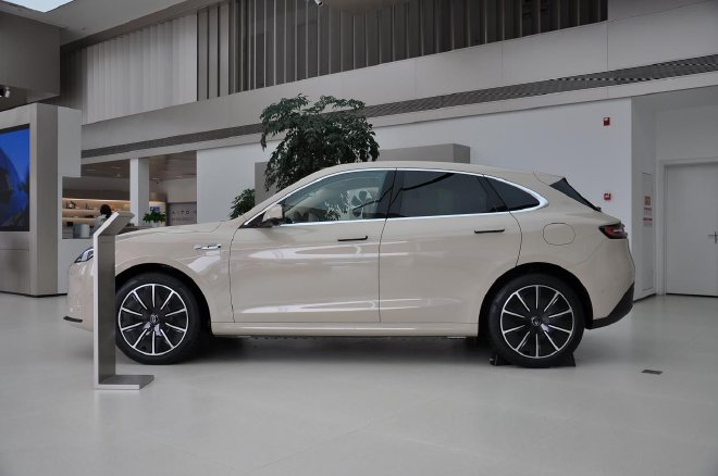 Equipped with (ADS 2.0) intelligent assisted driving solution real shot AITO Wenjie M5 smart driving version