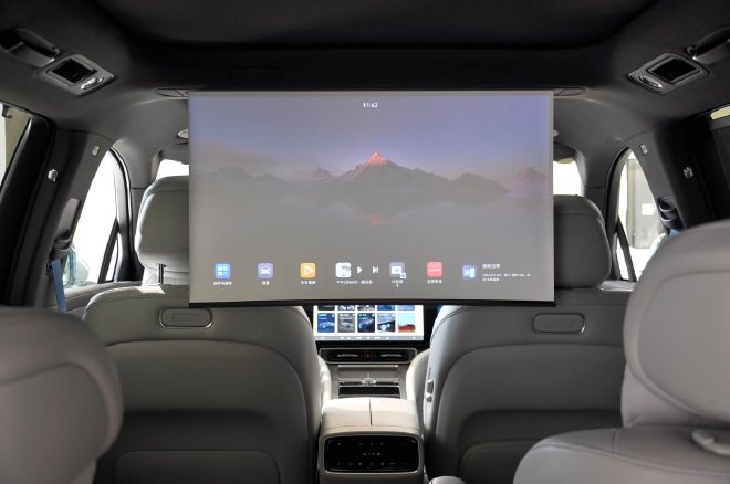 中控台,门板,座椅均采用高档nappa真皮,中央扶手台及门板处选用天然白