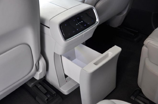 再看问界M9 凭啥它是千万内最好的SUV