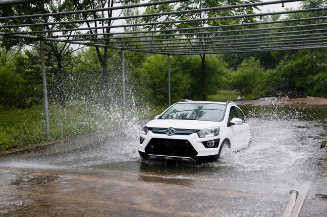 北汽新能源EX360成功通过水深84cm的涉水测试