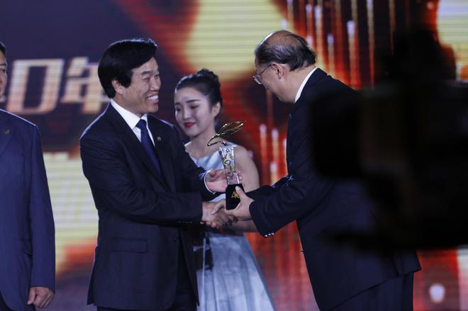 华晨汽车集团控股有限公司董事长祁玉民（左）