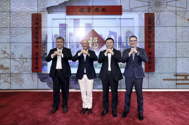 北京梅赛德斯-奔驰销售服务有限公司高层合影