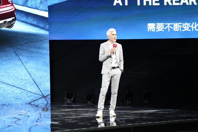 首席设计师 Mr.Oleg Son