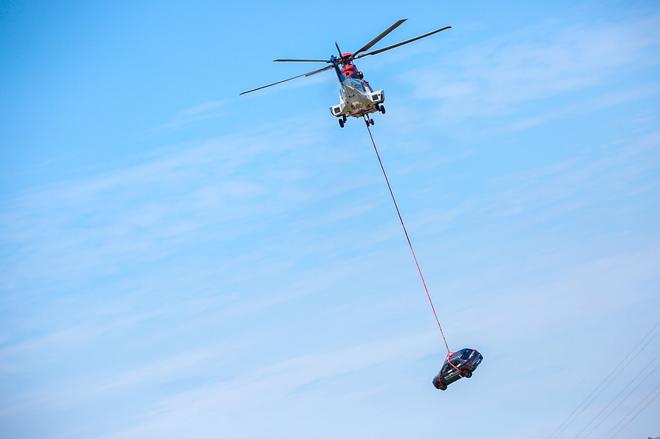 直升机以120km/h的速度将奔腾X40拖拽到距离地面垂直高度数米的空中