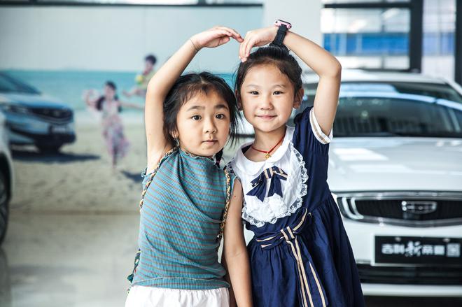 车主家庭孩子合影