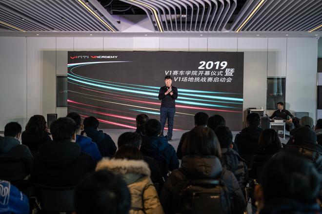 V1赛车学院负责人李柏庆现场对嘉宾介绍项目