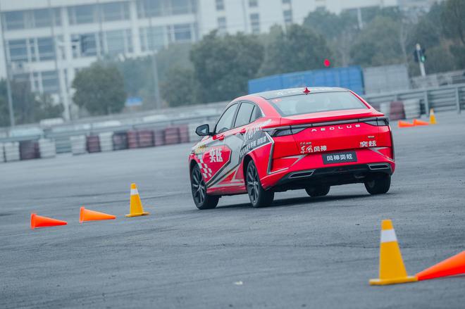 东风风神赛车学院开营 赛道体验风神奕炫