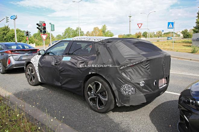 起亚全新纯电动掀背车谍照曝光 与Model 3一起测试