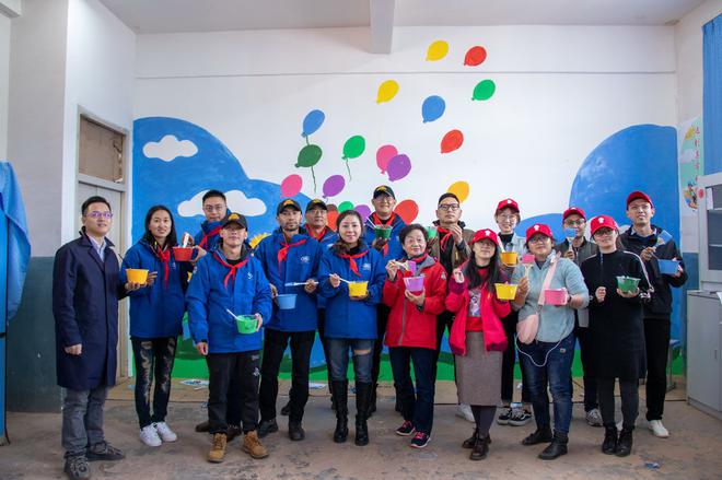 捷豹路虎爱心车主为学校彩绘美术教室