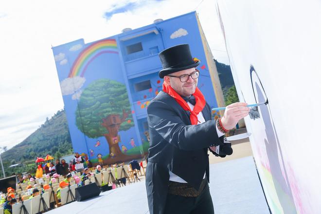 捷豹路虎中国员工志愿者为全校学生演示绘画技巧