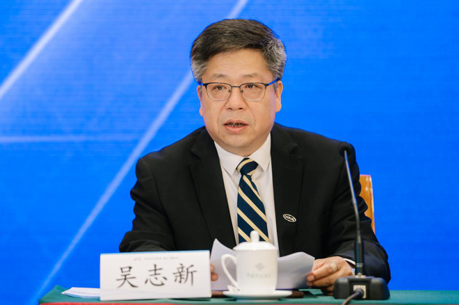 中国汽车技术研究中心有限公司副总经理吴志新主持新闻发布会