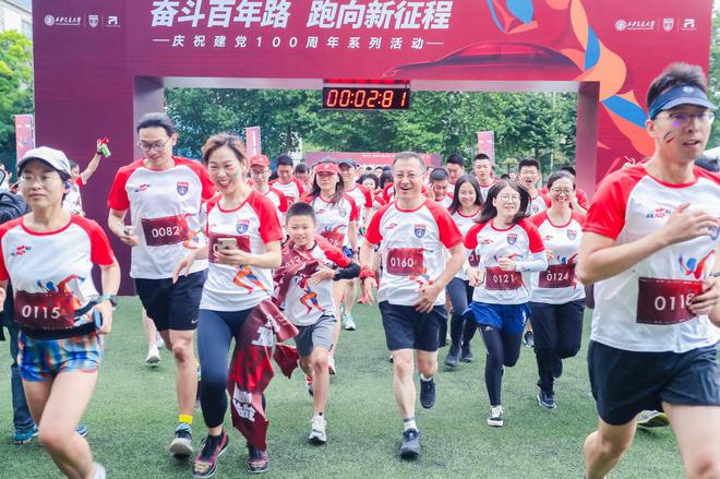 新动版ER6担纲保障用车 R汽车携手国内四所交大蓄能开跑