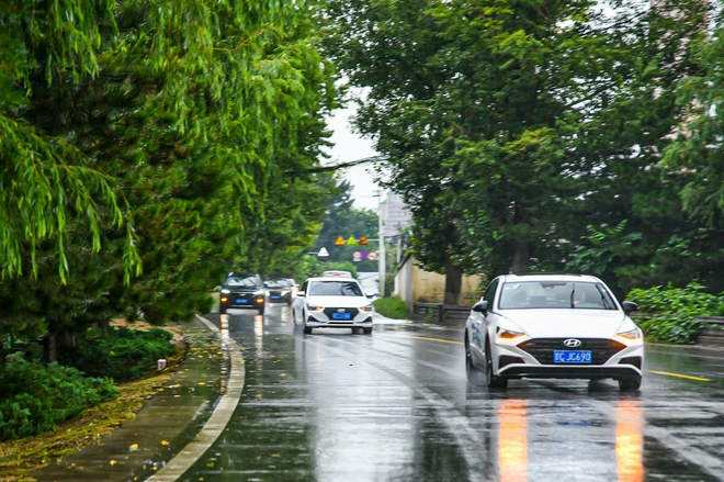 爱心车主志愿者车队为阎村镇后十三里完全小学运输捐赠物资