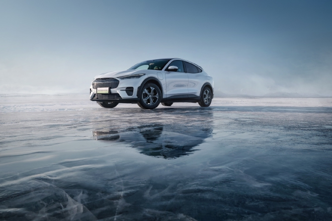 首批车主集结 福特Mustang Mach-E开启冰雪主题城市店活动