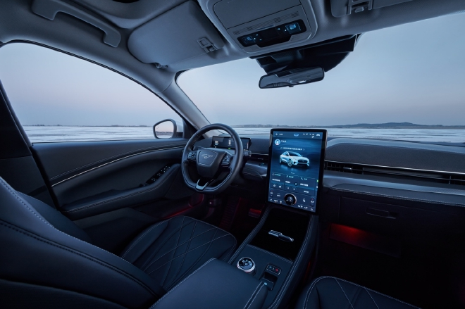 首批车主集结 福特Mustang Mach-E开启冰雪主题城市店活动