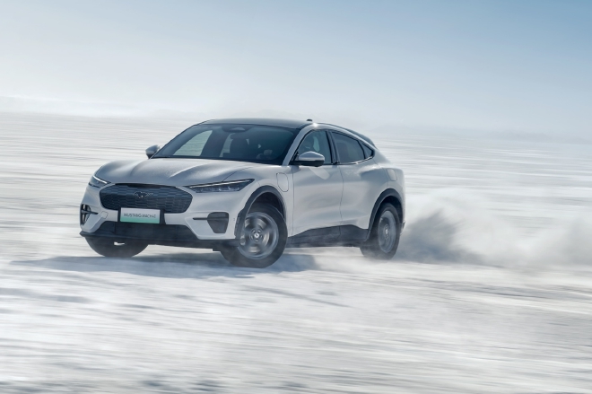 首批车主集结 福特Mustang Mach-E开启冰雪主题城市店活动