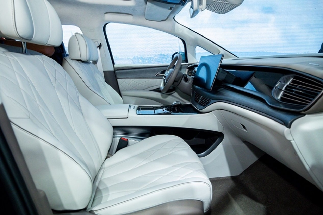 气场十足 实拍腾势D9首次亮相北京