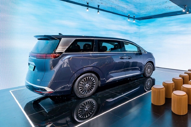 气场十足 实拍腾势D9首次亮相北京