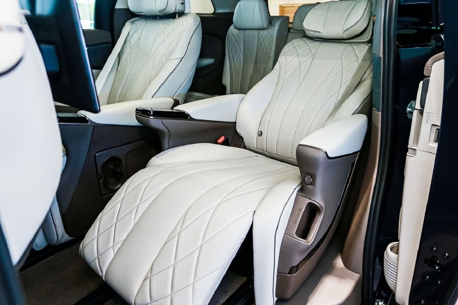 气场十足 实拍腾势D9首次亮相北京