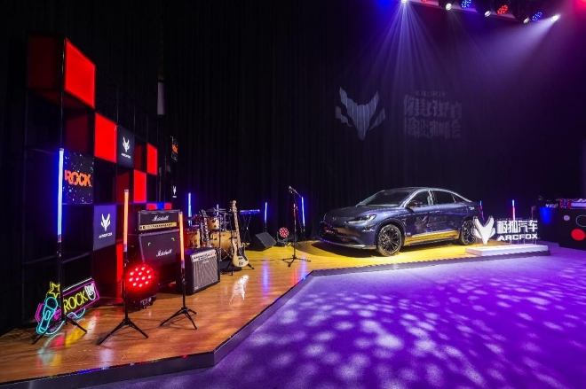 以跨界塑造品牌调性 当极狐汽车碰上摇滚乐