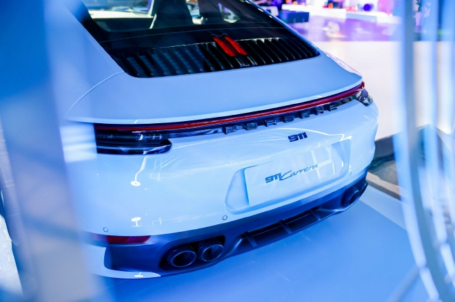 保时捷中国携艺术家丁乙联袂呈现跑车艺术新创想