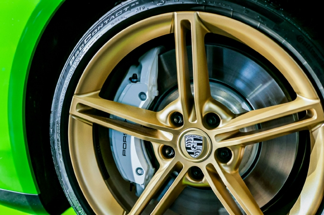 保时捷中国携艺术家丁乙联袂呈现跑车艺术新创想