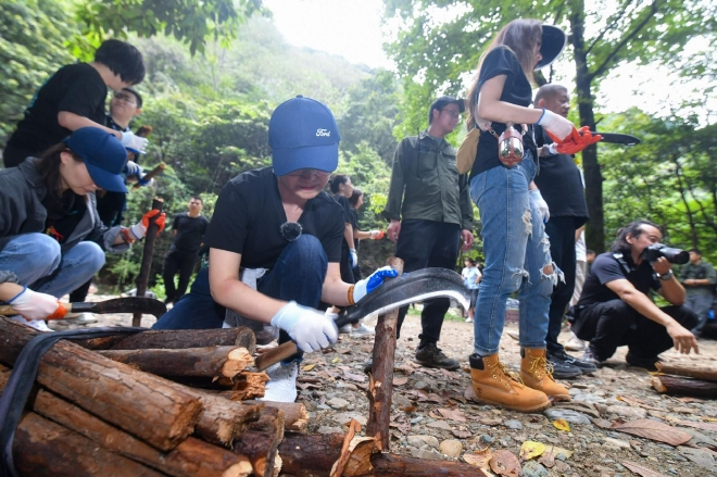 参与者修建生态步道