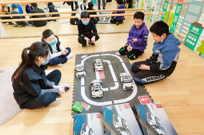 孩子们积极参与日产筑梦课堂活动