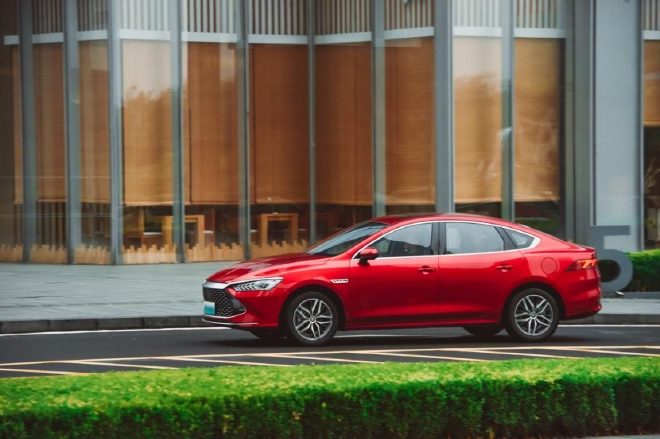 年销量超30万 秦PLUS助力比亚迪拿下2022年度销冠