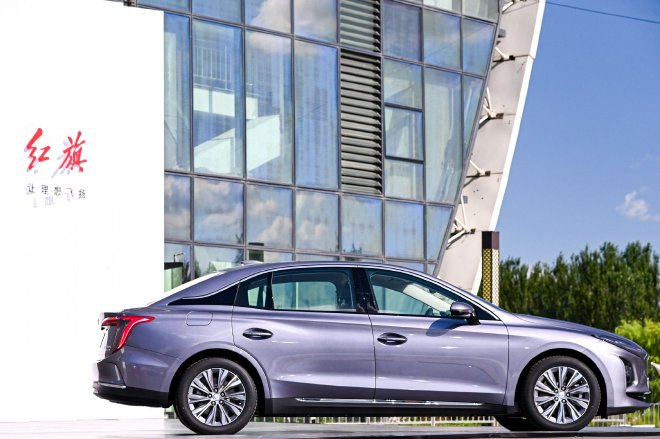 2023款红旗E-QM5 560km PLUS上市 售价19.98万元